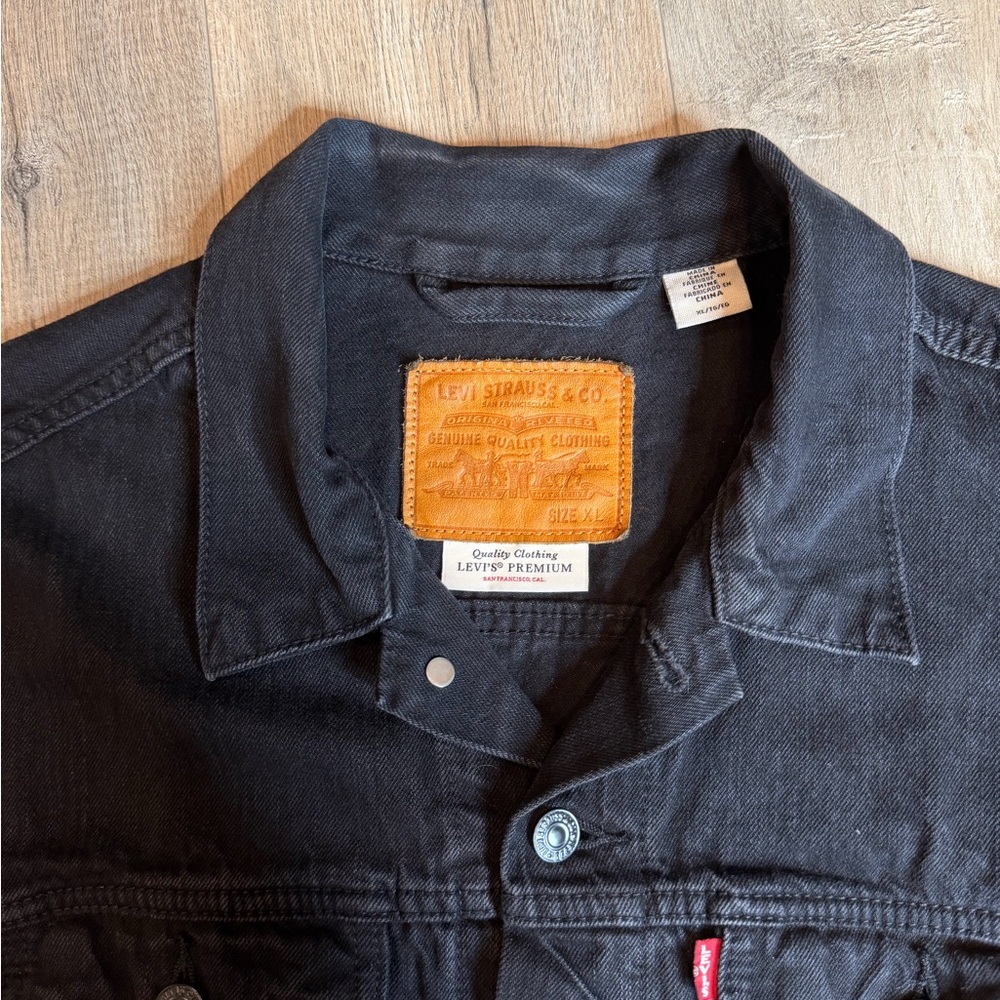 Levi's Premium Black Denim Trucker Jacket with Red Tab Mens XL - Picture 2 of 8